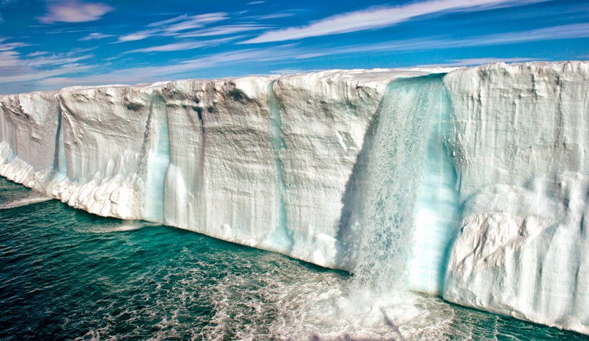 Enorme fusión de icebergs, cerca de la isla de Svalbard