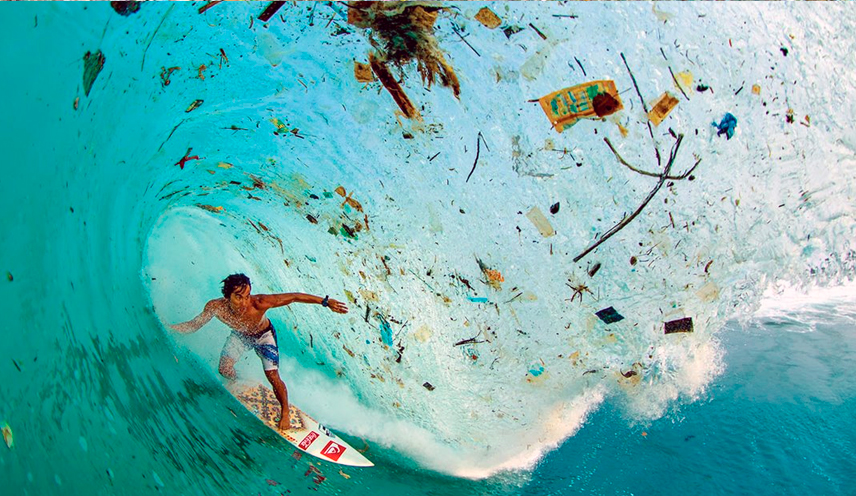 Surfeando en una ola de basura (Java, Indonesia)