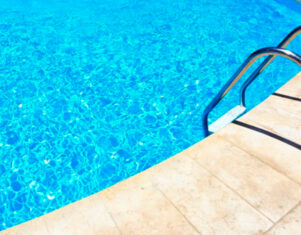 Como mantener transparente el agua de tu piscina