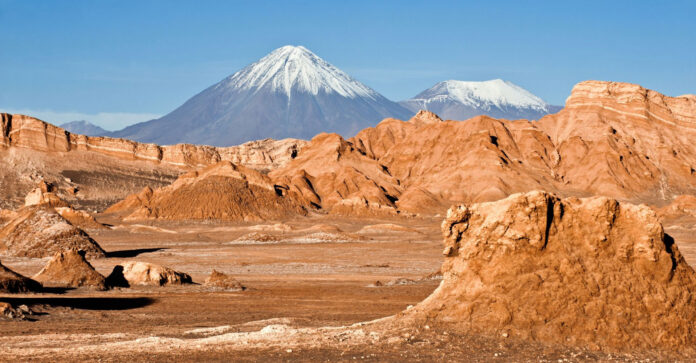 ATACAMA. El desierto chileno vertedero de los restos de la moda pronta