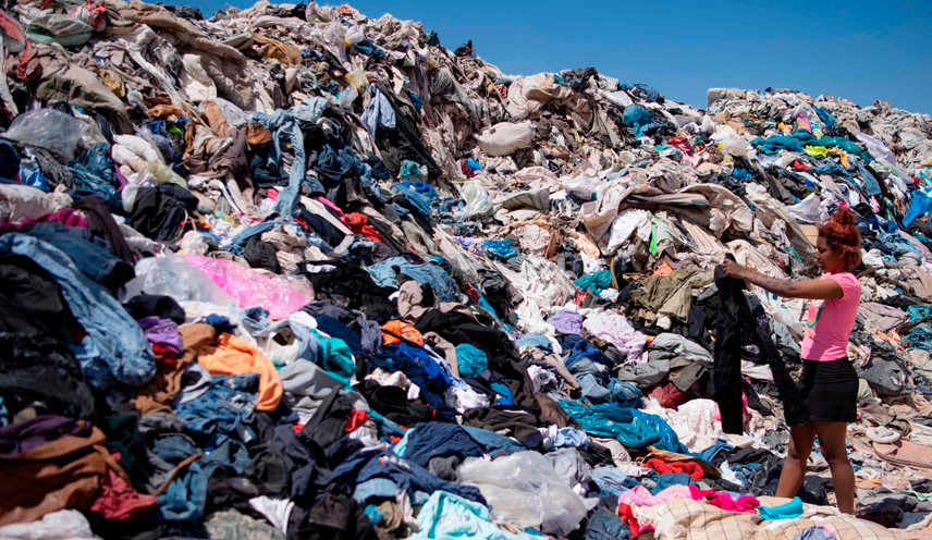 Mujer buscando ropa en el vertedero de Atacama en Chile