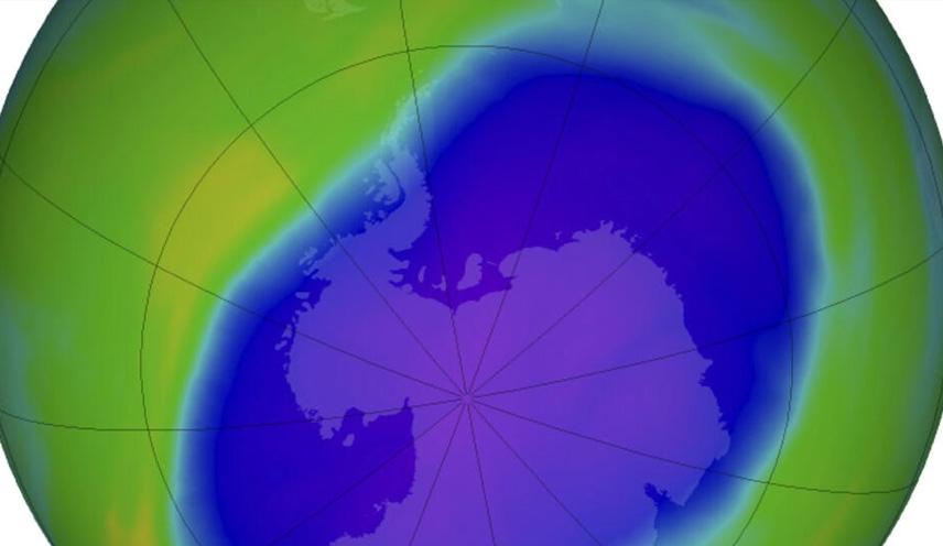 Foto de archivo: en esta imagen en color falso de la NASA, el azul y el púrpura muestran el agujero en la capa protectora de ozono de la Tierra sobre la Antártida el 5 de octubre de 2022. La capa protectora de ozono de la Tierra se está curando lenta pero notablemente a un ritmo que repararía por completo el agujero. sobre la Antártida en unos 43 años, según un nuevo informe de las Naciones Unidas. © NASA vía AP