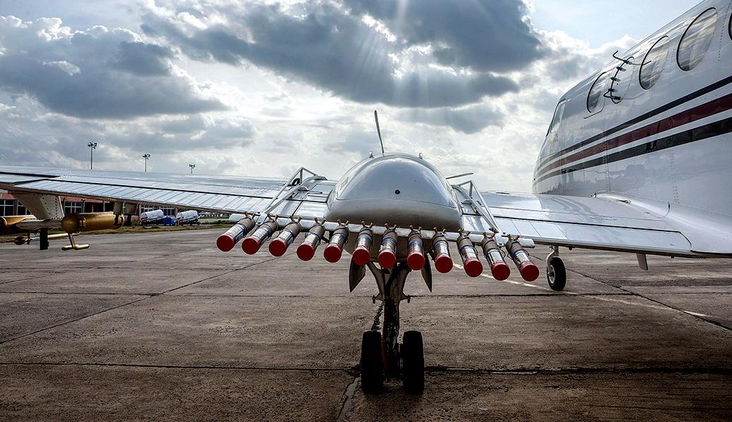 avion preparado para la siembra de nubes
