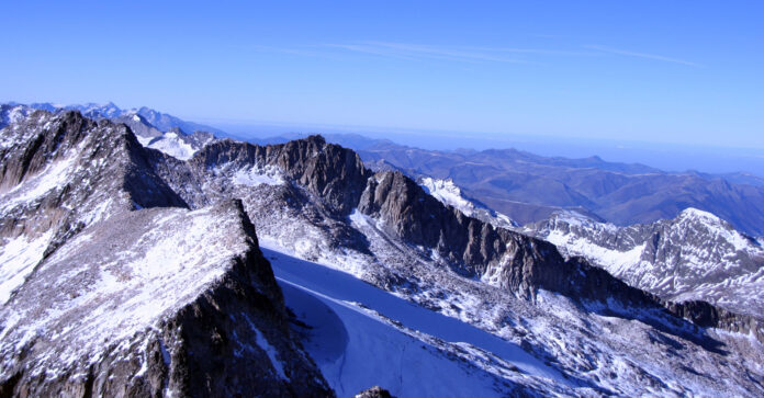 La agonía del Aneto: cómo se fragmenta el gran glaciar español